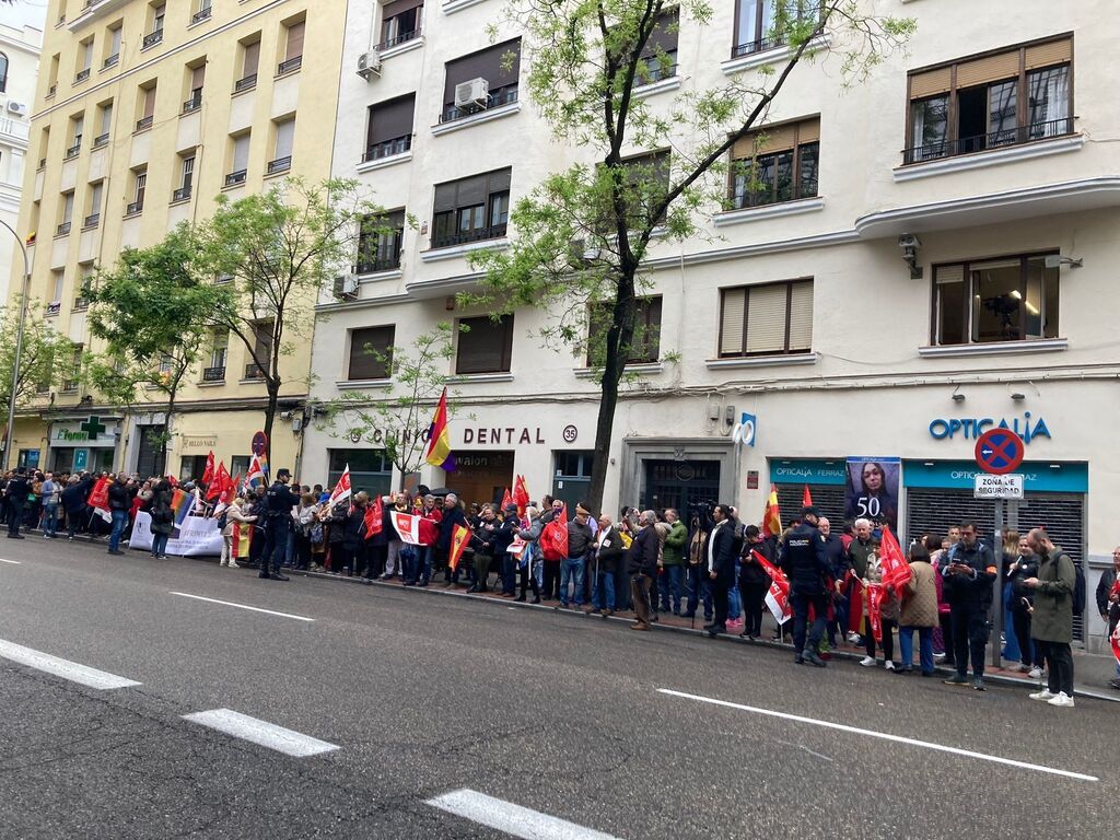 Las im&aacute;genes del Comit&eacute; del PSOE en Madrid y las manifestaciones en favor de S&aacute;nchez