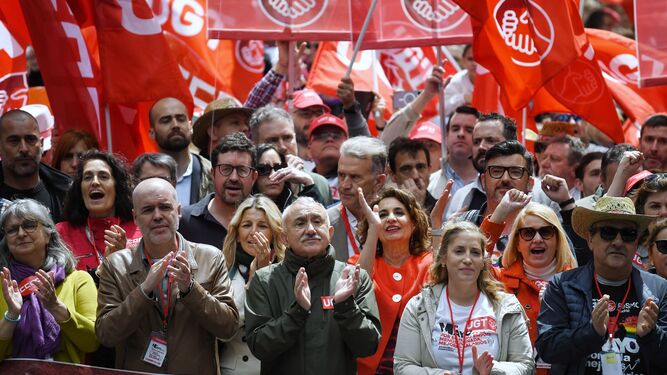 Los secretarios generales de los sindicatos encabezan la manifestación celebrara en Madrid, este miércoles.
