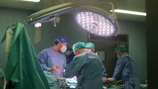 Una operación quirúrgica en el hospital Infanta Elena de Huelva.
