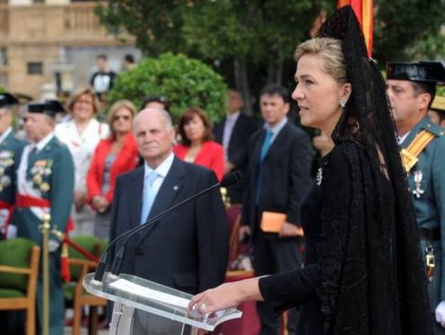 La Infanta Cristina en la entrega de la bandera a la IV Zona de la Guardia Civil