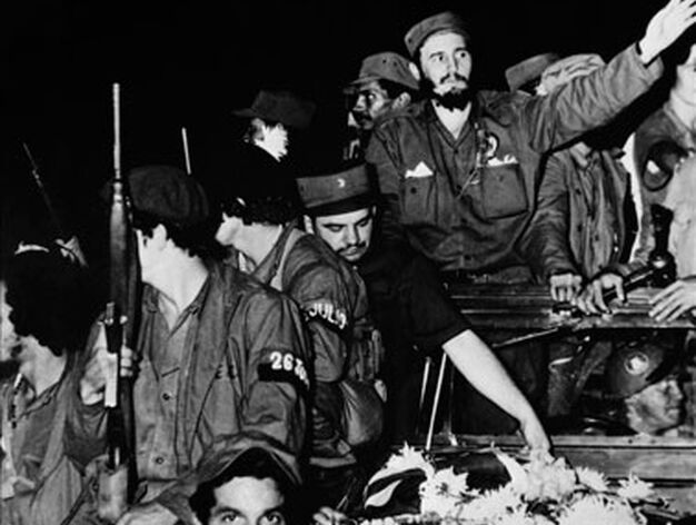 4 de Enero de 1959. Fidel Castro y los guerrilleros del 'Movimiento 26 de Julio' entra en Cienfuegos tras la victoria sobre el ej&eacute;rcito del dictador Fulgencio Batista