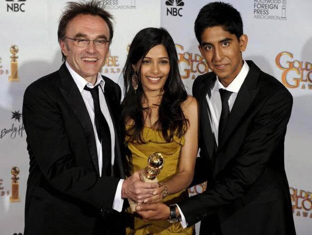 El director brit&aacute;nico de cine Danny Boyle (i) posa junto a los actores Freida Pinto (c) y Dev Patel (d) tras recibir el premio a Mejor Director por 'Slumdog Millionaire'.

Foto: EFE