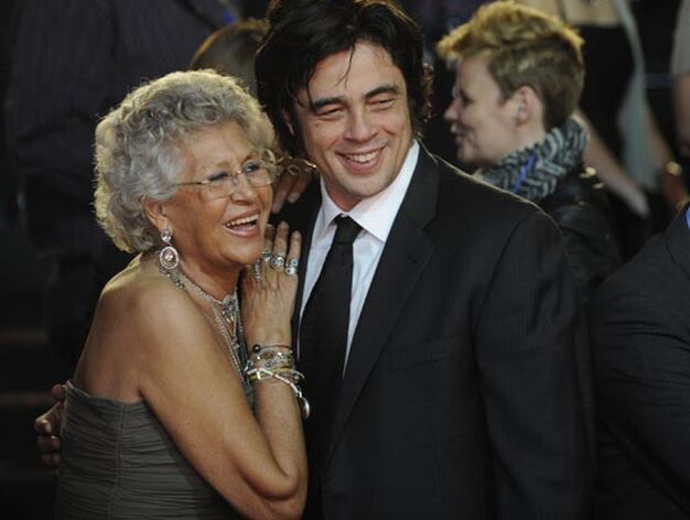 Pilar Bardem se abraza a Benicio del Toro.

Foto: Agencias