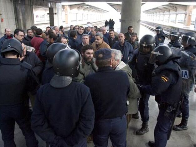 Los manifestantes dialogan con los agentes de Polic&iacute;a Nacional junto a las v&iacute;as del AVE.

Foto: Jaime Martinez