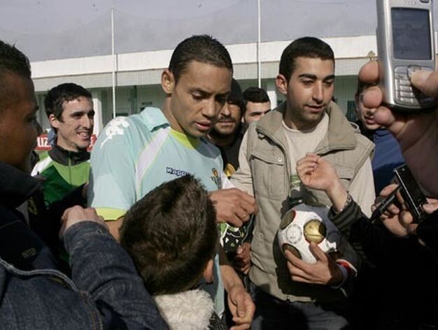 La multitud entusiasmada rodea al jugador b&eacute;tico, Ricardo Oliveira.

Foto: Antonio Pizzaro