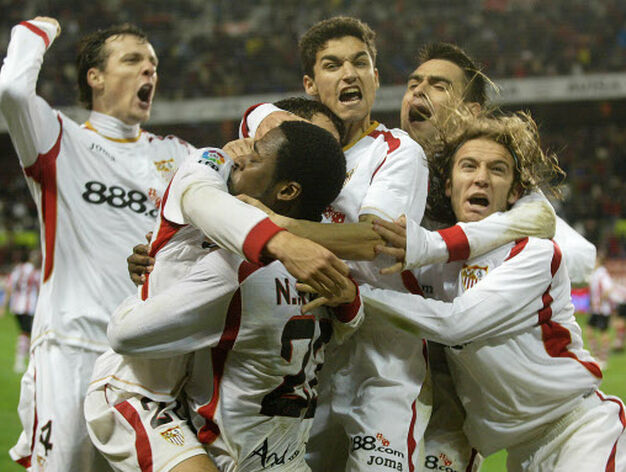 Los jugadores del Sevilla celebran el segundo tanto que les daba la victoria ante los bilbainos

Foto: Antonio Pizarro