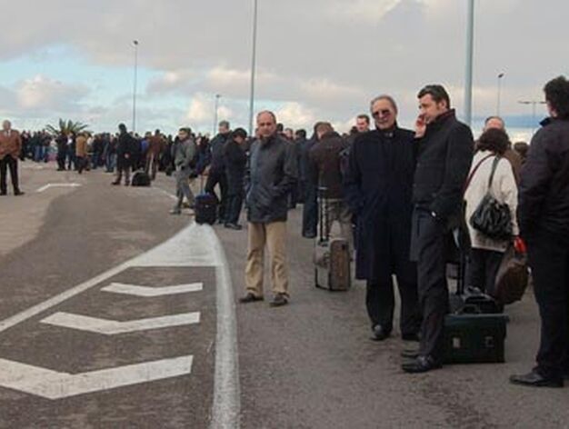 El cierre del aeropuerto de San Pablo ha obligado a multitud de personas a permanecer en los arcenes de la carretera. 

Foto: Manuel Gomez