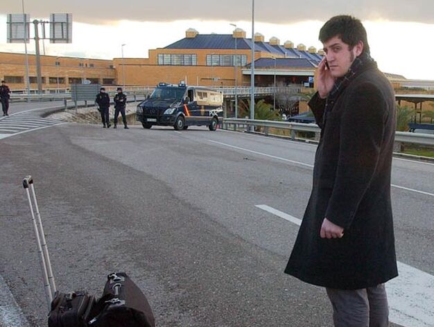 Un joven avisa a trav&eacute;s de su m&oacute;vil de la imposibilidad de acceder al aeropuerto debido al aviso de bomba.

Foto: Manuel Gomez