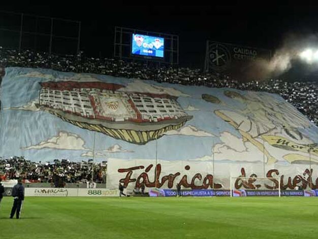"F&aacute;brica de sue&ntilde;os", lema del impresionante tifo del gol norte sevillista

Foto: Antonio Pizarro