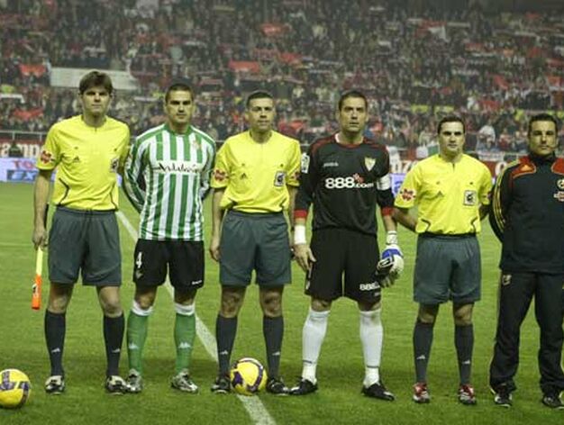 Foto para la prensa de los &aacute;rbitros y los capitanes del Betis (Juanito) y el Sevilla (Palop).

Foto: Antonio Pizarro