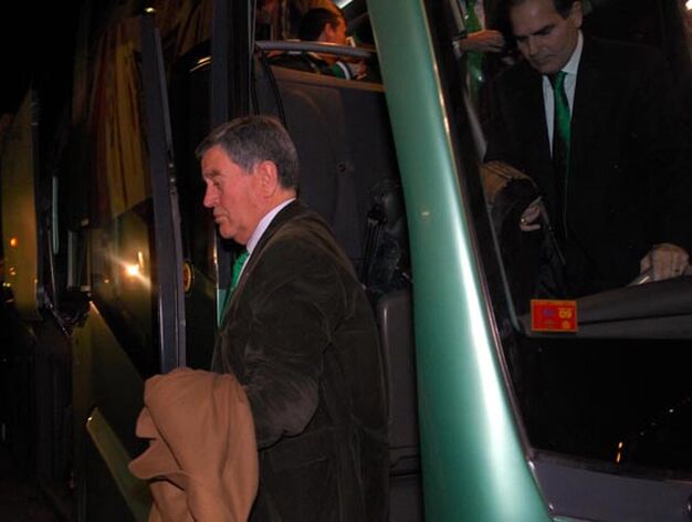 Llega el autob&uacute;s del Betis, con Pepe Le&oacute;n a la cabeza.

Foto: Manuel G&oacute;mez