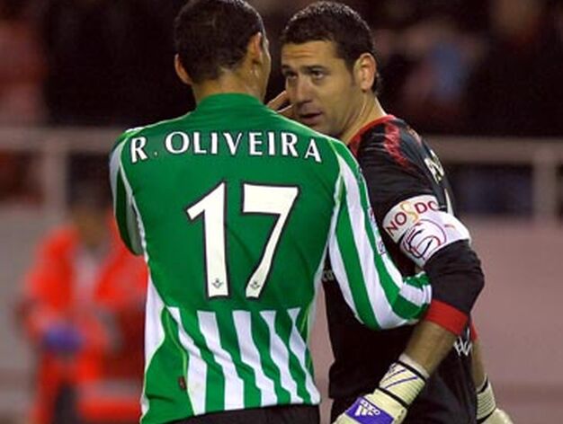 Oliveira y Palop, charla propia de cualquier partido.

Foto: Manuel G&oacute;mez