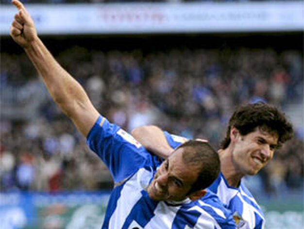 Luque felicita a Salva tras su primer gol

Foto: Jorge Guerrero (EFE)
