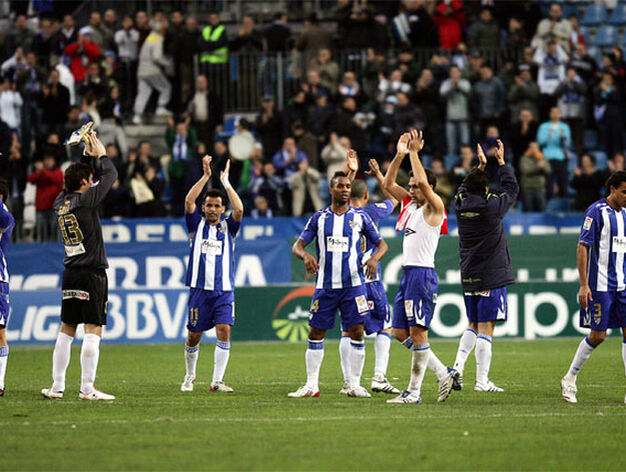 Al final del partido, los jugadores aplaudieron a la afici&oacute;n, que enloqueci&oacute; en la segunda mitad. 

Foto: Victoriano Moreno