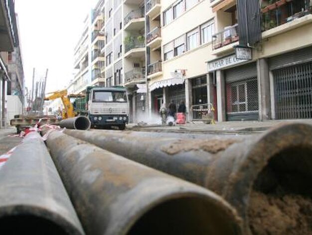 Los tubos para el alcantarillado son los protagonistas de la calle Niebla.

Foto: Bel&eacute;n Vargas