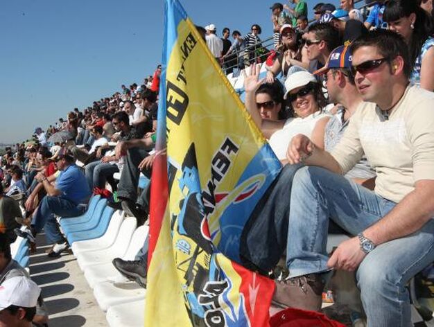 El p&uacute;blico, unas 3.800 personas seg&uacute;n un comunicao del Circuito de Jerez, disfrut&oacute; de la sesi&oacute;n de entrenamientos.

Foto: J. C. Toro