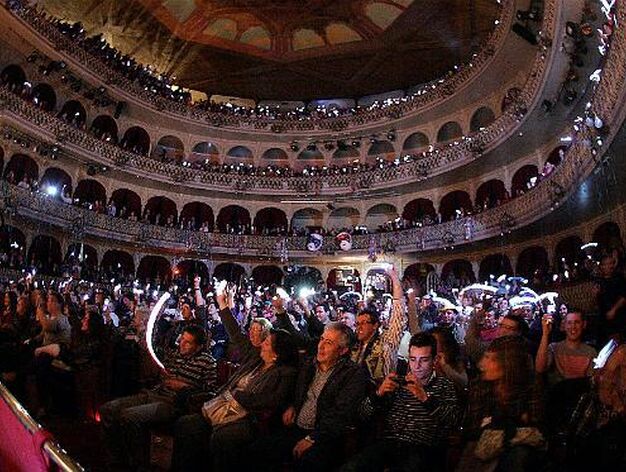 El cuarteto de Gago consigui&oacute; iluminar el Gran Teatro Falla. 

Foto: Jesus Marin/Jose Braza