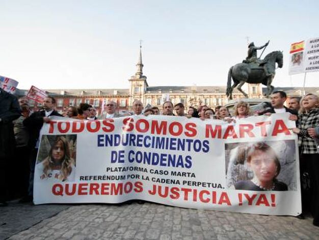 Miles de personas se dieron cita en la Plaza Mayor de Madrid.

Foto: Juan Carlos V&aacute;zquez / Alberto Morales