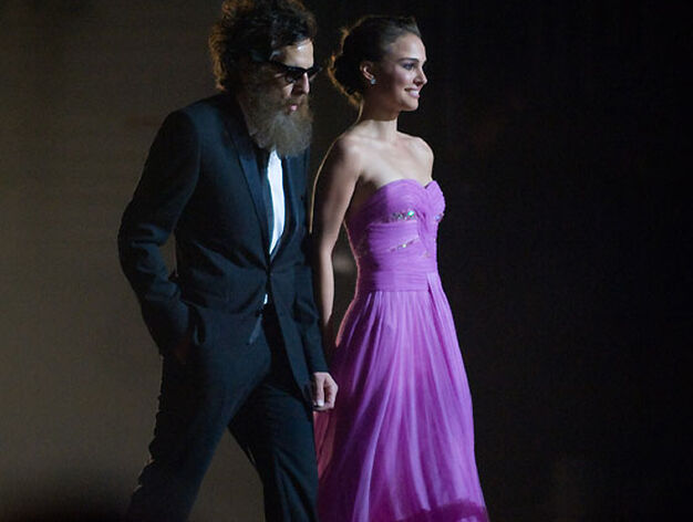 Natalie Portman y Ben Stiller, que es el que est&aacute; bajo las gafas, la peluca y la barba.

Foto: Ampas