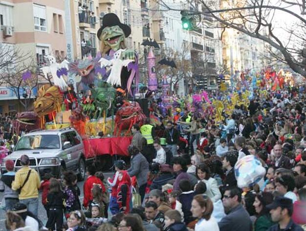Miles de personas abarrotaron la avenida principal de C&aacute;diz para ver un colorido desfile de disfraces y carrozas

Foto: Jesus Marin