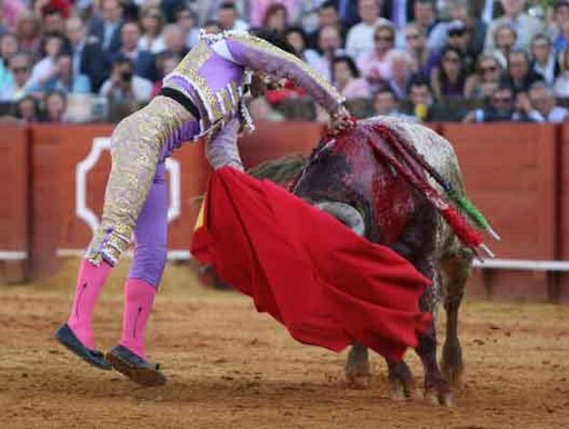 Javier Valverde ejecut&oacute; muy bien a la suerte suprema en el tercer toro.

Foto: Juan Carlos Mu&ntilde;oz