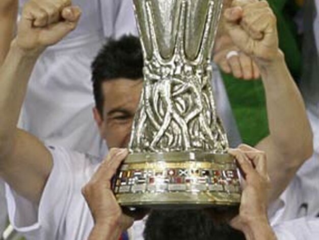 2005: Javi Navarro alza la primera Copa de la UEFA del Sevilla.

Foto: Michael Kooren (Reuters)