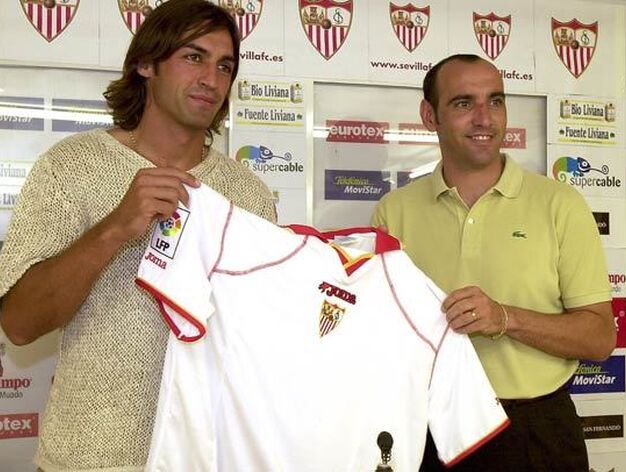 2001: Javi Navarro es presentado como nuevo jugador del Sevilla F.C., junto a Monchi, director deportivo de la entidad sevillista.		

Foto: Antonio Pizarro