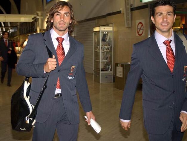 Javi Navarro y Mart&iacute; (a la derecha) en el aeropuerto de San Pablo, Sevilla, antes de volar a Santander para la disputa de un partido de Liga.		


Foto: Manuel G&oacute;mez