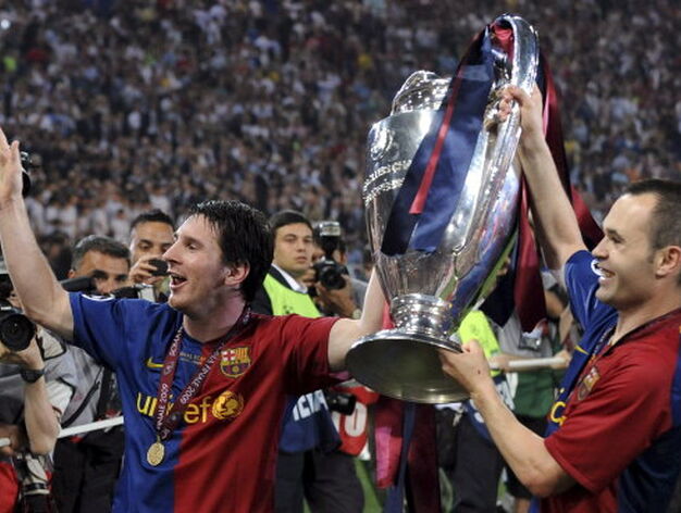 Dos de los h&eacute;roes del encuentro, Iniesta y Messi, se fotograf&iacute;an con la Copa de Europa ante la prensa.