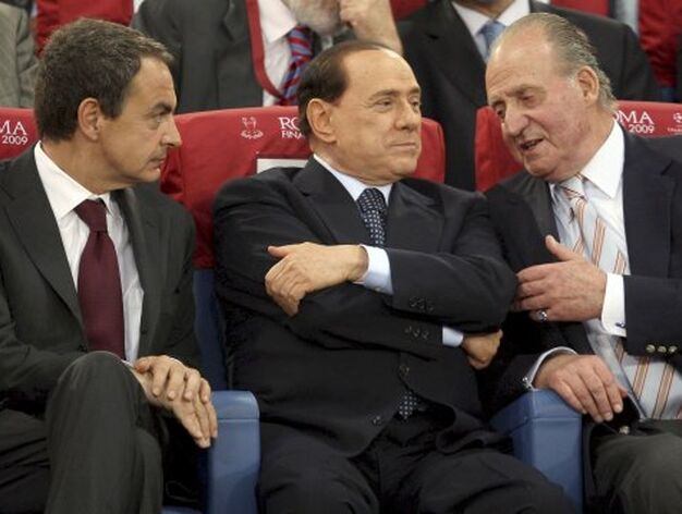 De izquierda a derecha, el presidente del Gobierno espa&ntilde;ol, Jos&eacute; Luis Rodr&iacute;guez Zapatero, el primer ministro italiano, Silvio Berlusconi, y el rey de Espa&ntilde;a, Don Juan Carlo I, en el palco del estadio.