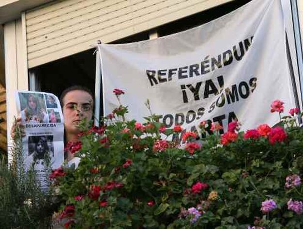 Los vecinos de la joven reclaman un refer&eacute;ndum con banderas en los balcones.

Foto: Juan Carlos Mu&ntilde;oz/ EFE