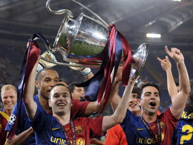 Dos de los pilares del equipo, Iniesta y Xavi, con el trofeo.