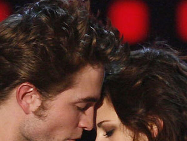 Kristen Stewart y Robert Pattinson, protagonistas de 'Crep&uacute;sculo' y ganadores del premio al Mejor Beso.

Foto: AFP Photo / Reuters