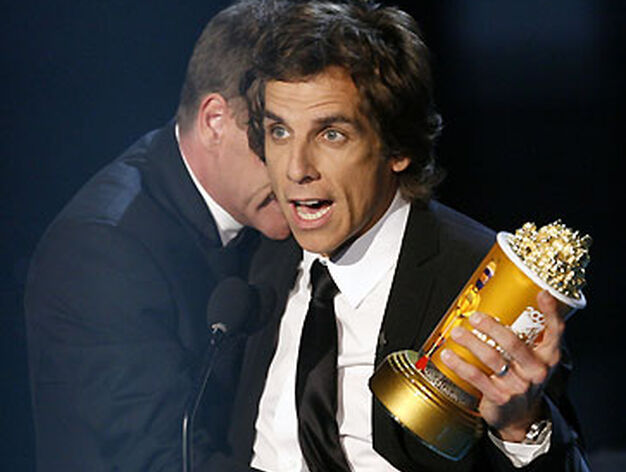 Kiefer Sutherland abraza a Ben Stiller tras entregarle el premio MTV Generation.

Foto: AFP Photo / Reuters