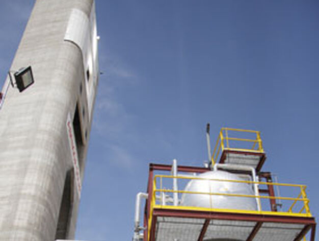 La planta "Eureka", ubicada en la plataforma "Sol&uacute;car" en Sanl&uacute;car la Mayor, ocupa un campo solar de 5.000 m2 y consta de una torre donde se aloja el receptor del sobrecalentador experimental.

Foto: Victoria Hidalgo