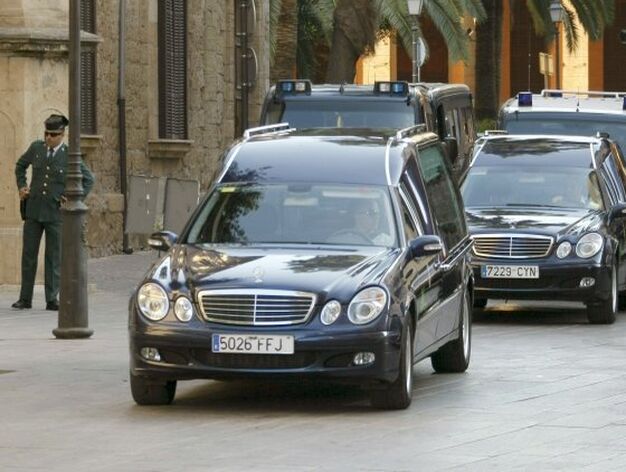 Dos coches llegan al Palacio de la Almudaina con los restos mortales de los guardias civiles asesinados. / Efe

Foto: Efe