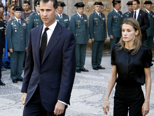 Los Pr&iacute;ncipe de Asturias llegan al funeral de los guardias civiles v&iacute;ctimas del atentado. / Efe

Foto: Efe