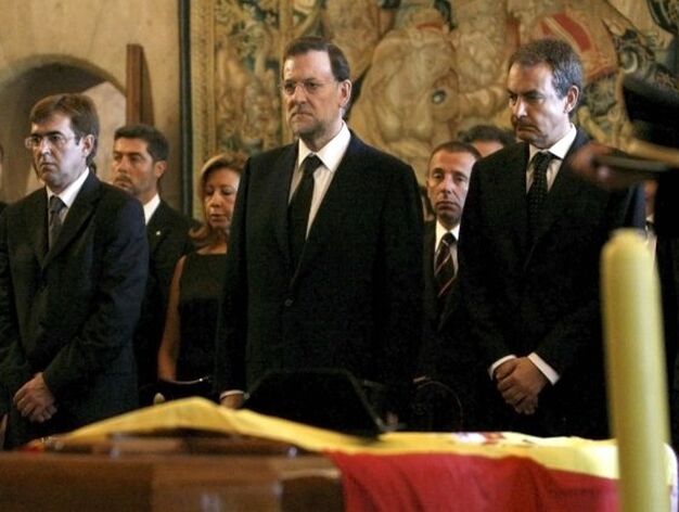 Jos&eacute; Luis Rodr&iacute;guez Zapatero y Mariano Rajoy, l&iacute;der del PP, en la capilla ardiente de los agentes de la Guardia Civil. / Efe

Foto: Efe