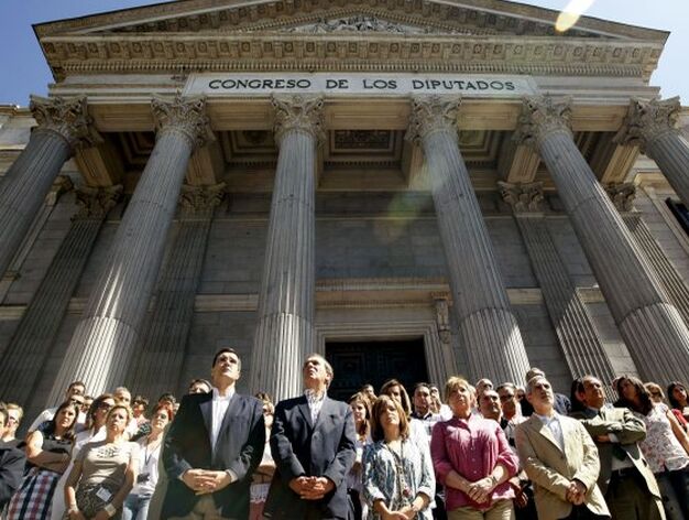 Trabajadores del Congreso de los Diputados salieron a las puertas de la instituci&oacute;n para expresar el rechazo al atentado de Mallorca. / Efe

Foto: Efe