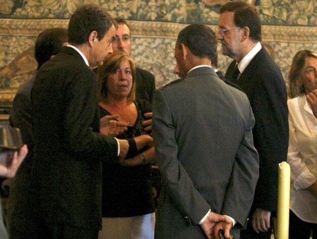 Zapatero y Rajoy conversan con familiares de los agentes de la Guardia Civil que fallecieron en el atentado. /Efe

Foto: Efe