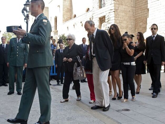 Los familiares de los guardias civiles v&iacute;ctimas del atentado entran en la catedral de Palma, donde se ofici&oacute; el funeral. / Efe

Foto: Efe