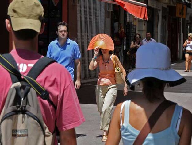 Gorras, sombreros y hasta un abanico para tratar de protegerse del sol.

Foto: Victoria Hidalgo/Juan Carlos V&aacute;zquez