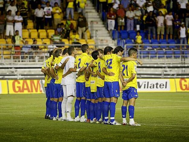 Los jugadores guardaron un respetuoso minuto de silencio en memoria de Camilo Liz y Dani Jarque, recientemente fallecidos. 

Foto: Julio Gonzalez