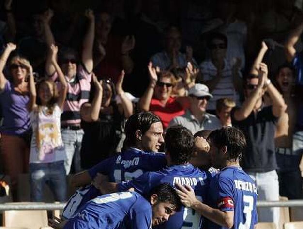 Los jugadores del Xerez hacen pi&ntilde;a sobre Armenteros para felicitarle por su gol.

Foto: Miguel Angel Gonzalez