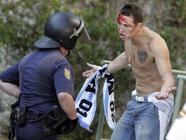 Un seguidor blanquiazul herido discute con un polic&iacute;a nacional dentro del estadio.

Foto: Miguel Angel Gonzalez