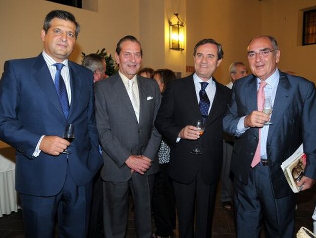 Jes&uacute;s Medina y su hijo, junto a Juan Salido, director general de Cajasol, y Francisco Izquierdo.