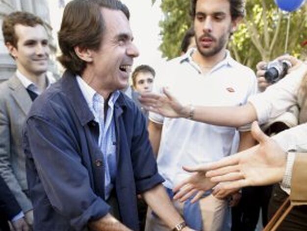 El ex presidente del Gobierno Jos&eacute; Mar&iacute;a Aznar es saludado por sus seguidores en el trascurso de la manifestaci&oacute;n contra el aborto. / EFE