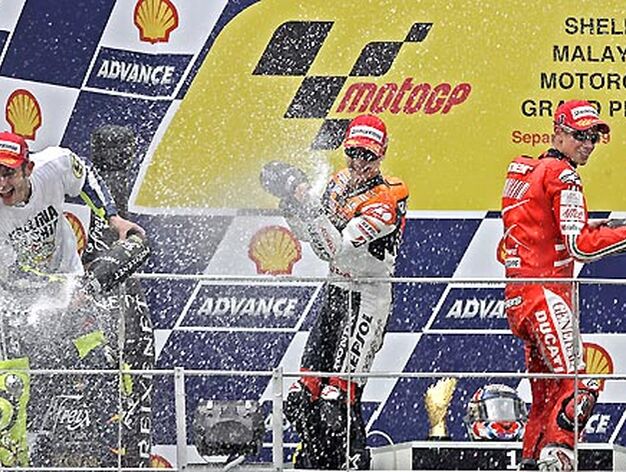 El podio del Gran Premio de Malasia, con Casey Stoner (derecha) primero, Dani Pedrosa (centro) segundo y Rossi (izquierda) tercero.

Foto: Afp Photo / Efe / Reuters