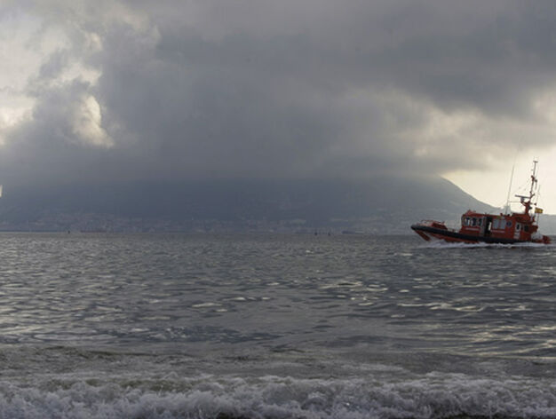 Salvamento Maritimo recorrio las aguas de la Bahia de Algeciras en busca de mas restos del vertido.

Foto: Erasmo Fenoy