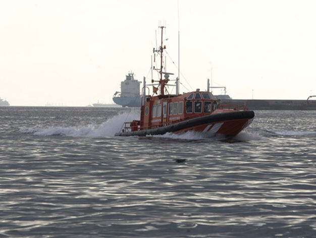Salvamento Maritimo recorrio las aguas de la Bahia de Algeciras en busca de mas restos del vertido.

Foto: Erasmo Fenoy